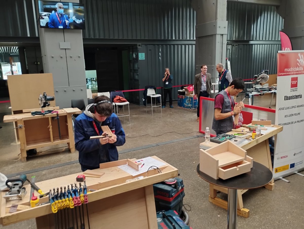 pvauchez's tweet photo. Les élèves de bac pro assistant architecte et CAP électricité du Lp Le Corbusier sont à Madrid et visitent le concours Régional MadridSkills où participait notre partenaire: l'IES Pedro de Tolosa, avant l'immersion prochaine chez les pro
@acbesancon @drareicbfc @bfc_region https://t.co/X6KiPxkmBI
