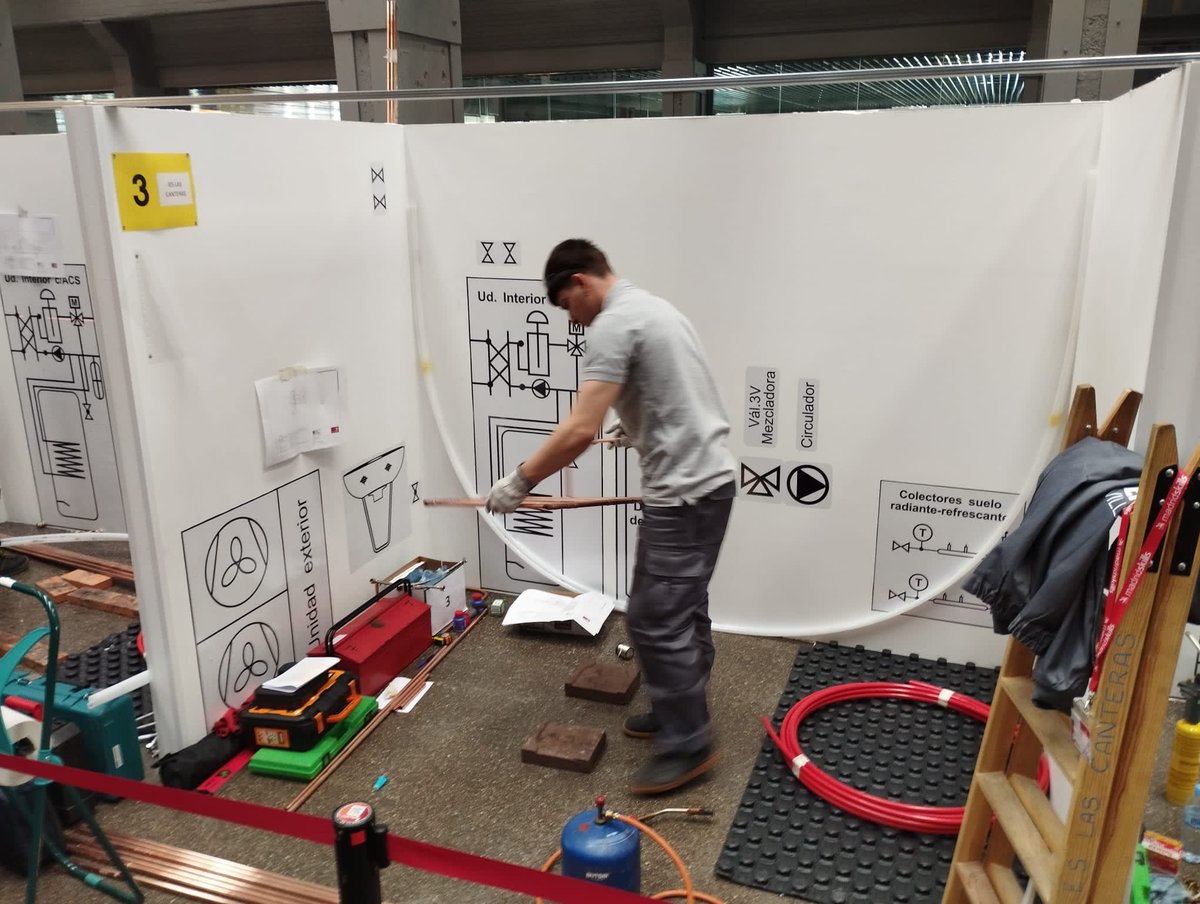 pvauchez's tweet photo. Les élèves de bac pro assistant architecte et CAP électricité du Lp Le Corbusier sont à Madrid et visitent le concours Régional MadridSkills où participait notre partenaire: l'IES Pedro de Tolosa, avant l'immersion prochaine chez les pro
@acbesancon @drareicbfc @bfc_region https://t.co/X6KiPxkmBI