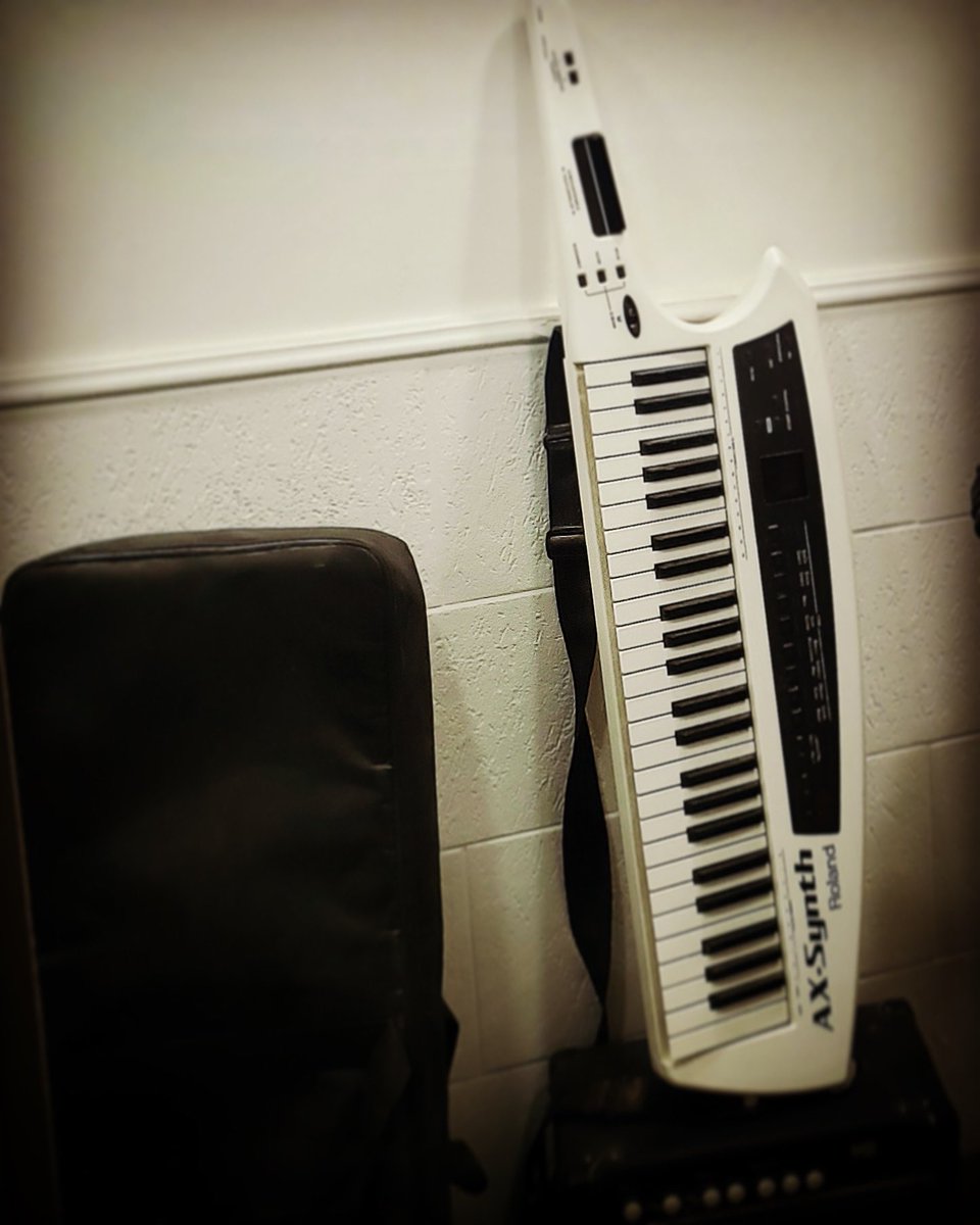 tt33_oficial's tweet image. Mi #Ak47 
Mi mejor arma para hacer #musica
Totalmente #letal para los que no les gusta el #flow 

#marzo #music #hit #calor #teclado #roland #cumbia #perreo