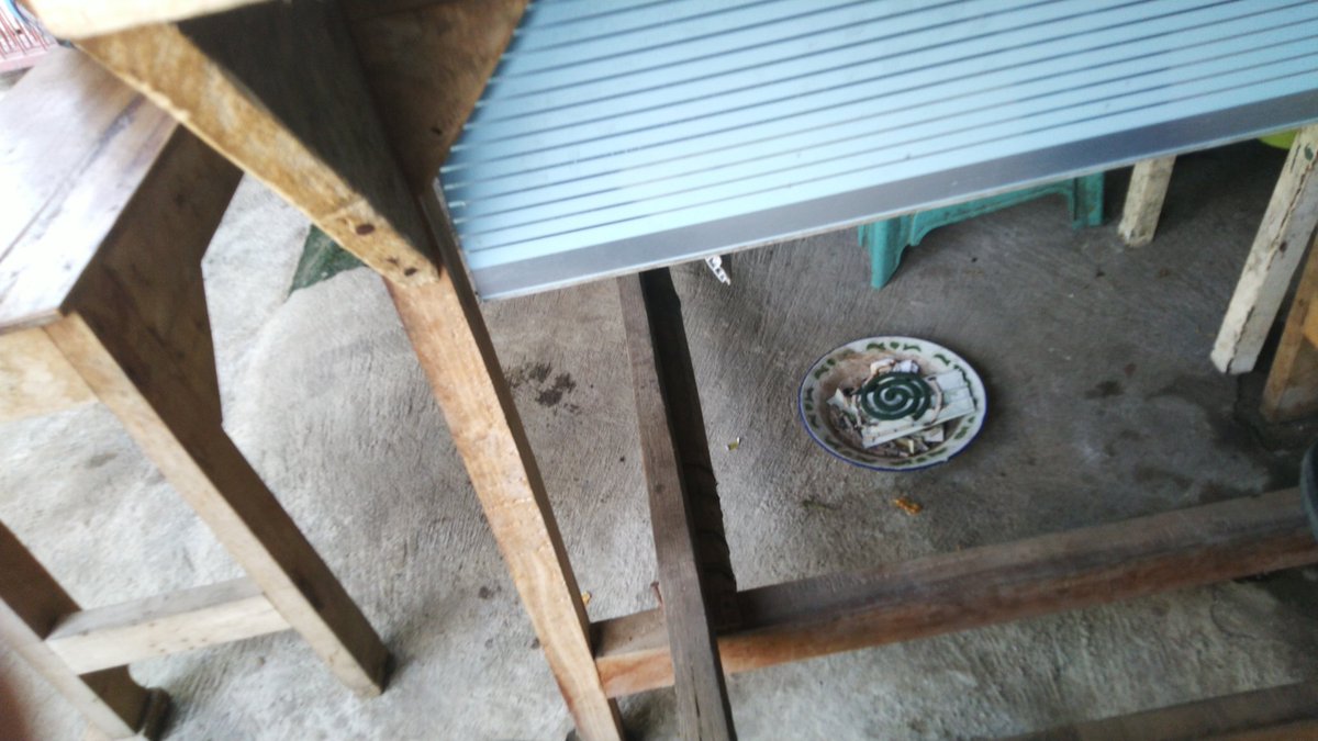 hahaninip's tweet photo. Lagi di perjalanan, laper. Asal masuk warung kok ada bau harum kayak dupa. Nethink pake penglaris.
Ternyata aroma obat nyamuk bakar. 😐 https://t.co/JImekBcfJ8