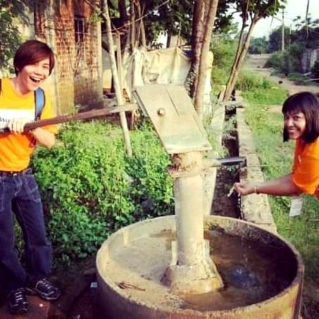 FranticKL's tweet photo. #flashback here with #daniellee thru
@WorldVisionMsia & #worldvisionIndia We loved it in India & always looked 4ward 2 going back 2 #India cos we loved visiting the many families. Dey were such loving families, all of dem, even thru all their hardships, there was so much love . https://t.co/yFuBDVg5gY