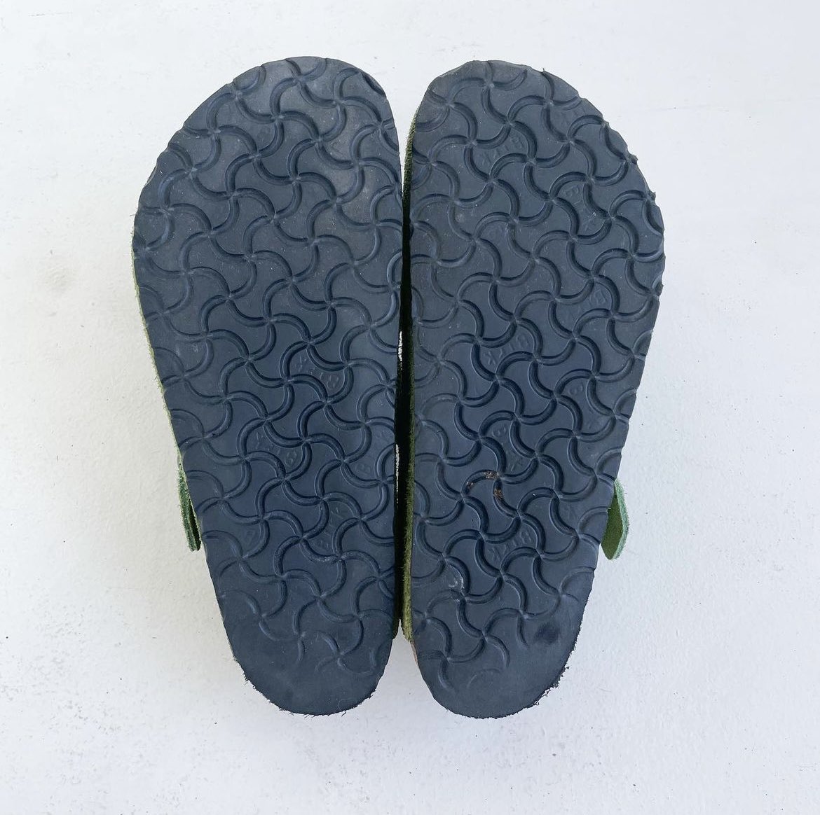 BIRKENSTOCK BOSTON CLOGS
Green Suede
Regular fit
Size: 40EU | 26cm | 7-7.5 mens
Can fit to 41 narrow