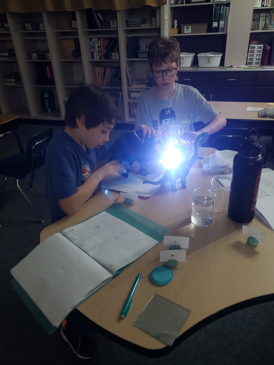 MrsShowers56's tweet photo. 💡🔦 So much curiosity and discovery in today's Science Lab @drakeschoolsk 🔦💡 #light #SKscience https://t.co/MIhosd3vvO