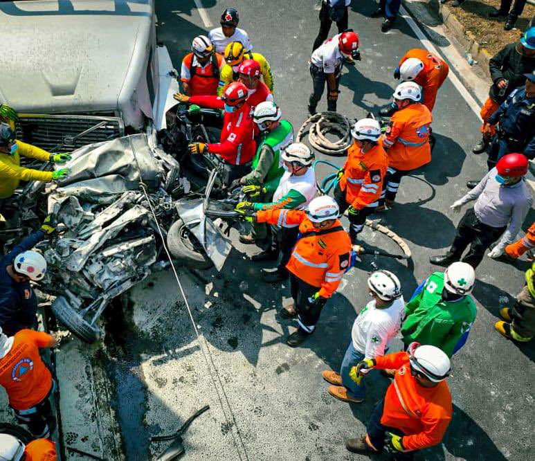 Acaba de fallecer otra víctima del accidente provocado por una rastra.

Los médicos hicieron todo lo posible, pero llevaba triturados los 4 miembros y lesiones abdominales y pulmonares.

Antes de defender irresponsables, piensen en las personas que perdieron a sus familiares hoy.