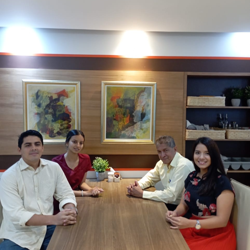 JulyAlvarezLoor's tweet photo. Mantuve grata reunión con delegados estudiantiles @WalterParra97 @NicoleCoolv y docente @MarcoCalle miembros del Consejo Superior Universitario de la @UdeGuayaquil hemos coincidido en la importancia de impulsar proyectos desde la academia.✊🏻💪🏻 @aquilesalvarez @marcelaguinaga https://t.co/N1I2bBkDNt