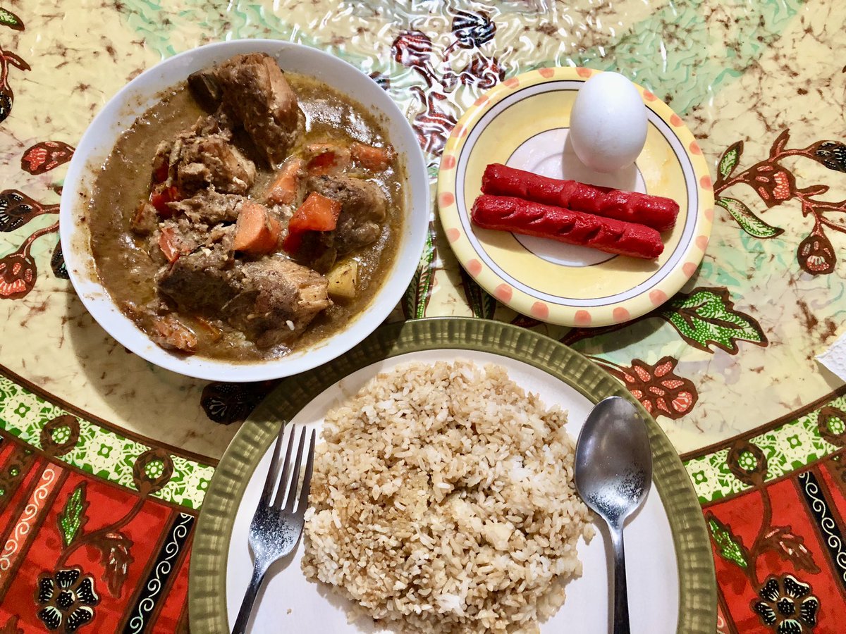 CaptainMarikina's tweet photo. Wednesday breakfast! Pork kaldereta, hotdog & boiled egg!
#breakfast #wednesdaybreakfast https://t.co/9gaLbK7Hqs