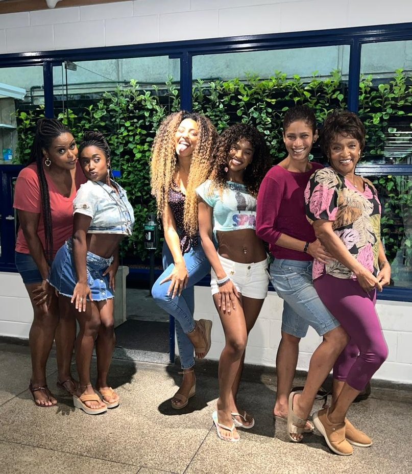 Eu vivi pra ter essa foto... amo vcs meninas! 🥺☀️✨️ #VaiNaFe