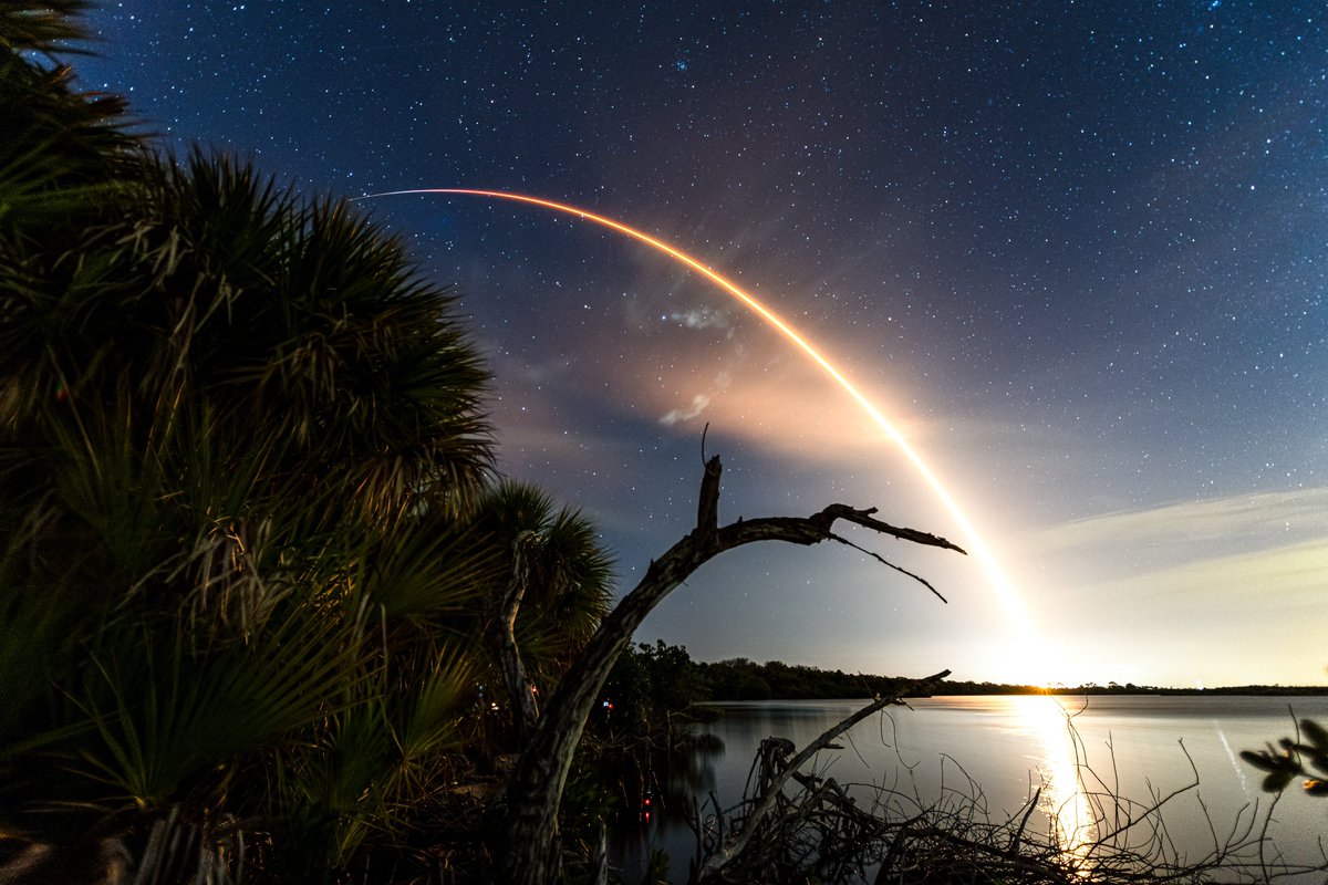 SpaceCoastChron's tweet photo. Falcon 9 and Dragon ascend into a starry sky during the final minutes of twilight here on the Space Coast. Science and supplies are headed to the International Space Station after lifting off from pad 39A at 8:30pm EDT. 

@considercosmos https://t.co/aAVdBKntUx