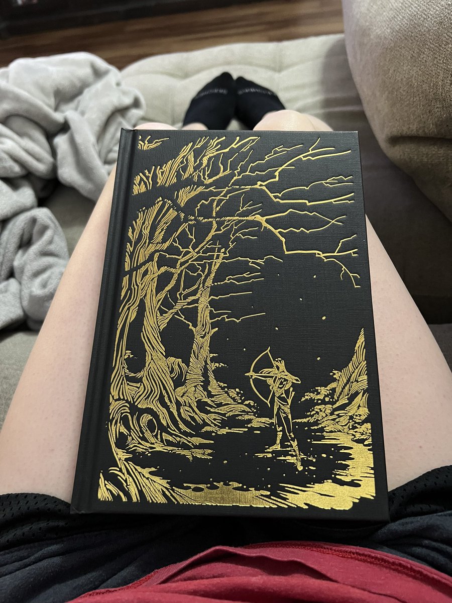 loweflows's tweet photo. Gave my bestie my paperback. Now I have to bust out the hardcover. Rereading my comfort series.  #Acotar #reading https://t.co/wk7ib51E0E