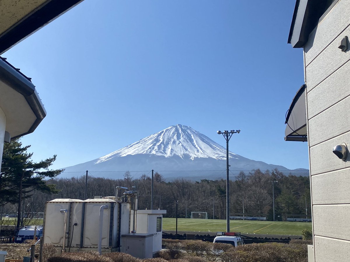 今日は兄貴のハリアーで山梨まで来ましたー！
富士山がとても綺麗に見えました🗻
山梨側の方が急斜面なので迫力がありますね✨️