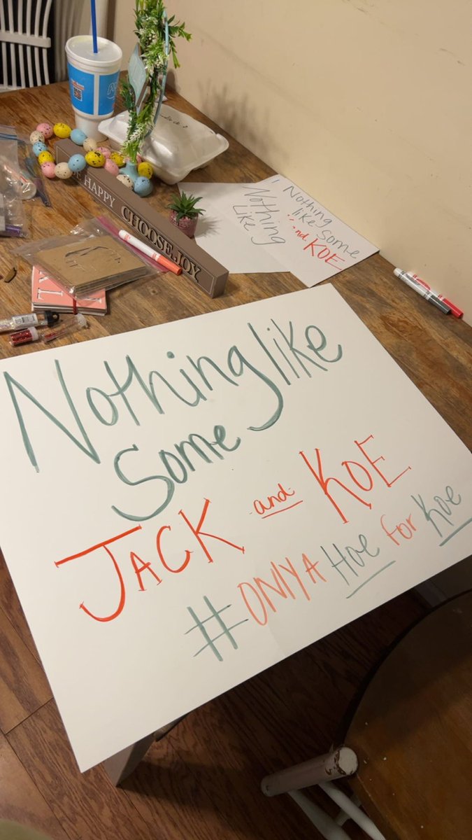 vannahbug_28's tweet photo. When you make a dope ass sign for @KoeWetzel but security made you trash it 😑 https://t.co/P5XQSxyGwZ