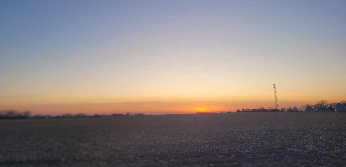 SunsetHaikus's tweet photo. Reverberating
aural fields of plasma draped
above the corn fields.
#haiku #nebraska #sunset #nebraskasky #beautyinnature #nature #corn https://t.co/sCSd6aDebo