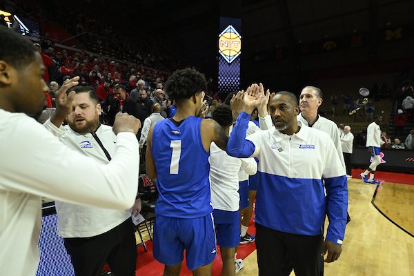 CBSSportsCBB's tweet photo. Madness in Piscataway 🚨

Hofstra defeats top-seeded Rutgers in the first round of the NIT. https://t.co/lO1PAdYfgd