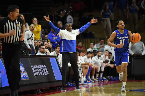 CBSSportsCBB's tweet photo. Madness in Piscataway 🚨

Hofstra defeats top-seeded Rutgers in the first round of the NIT. https://t.co/lO1PAdYfgd