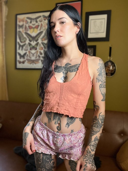 Watch Peechfuzzzz's leaked NSFW photo on TwXstars