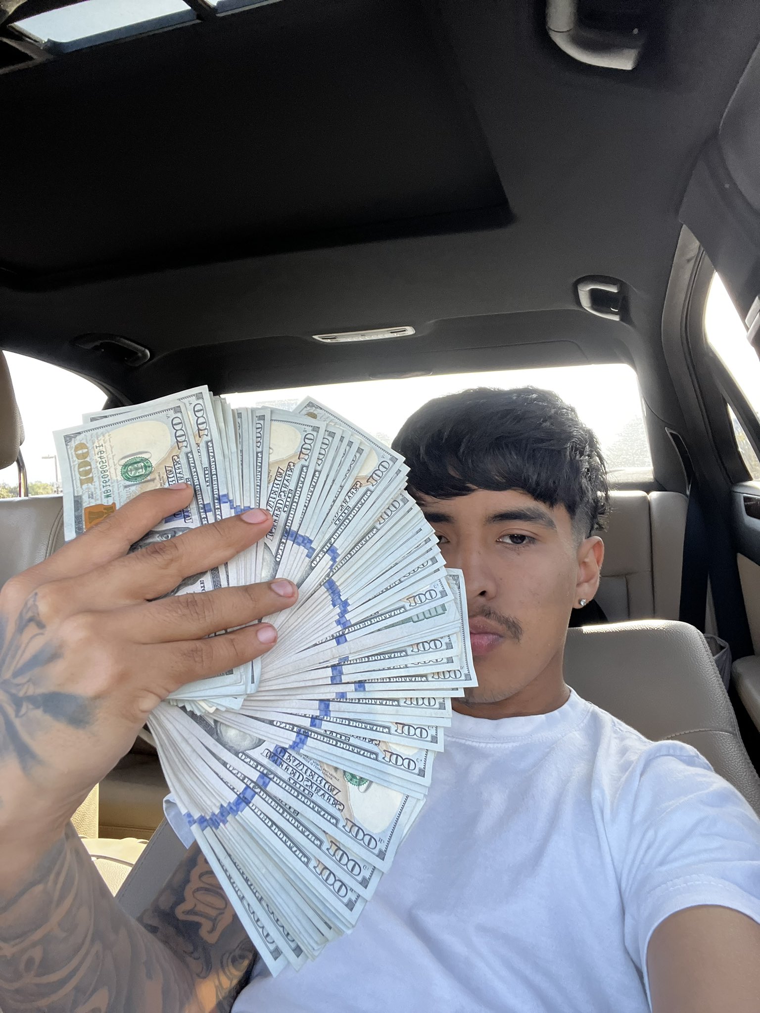 FrOTgYuXwAI4-As?format=jpg&name=large