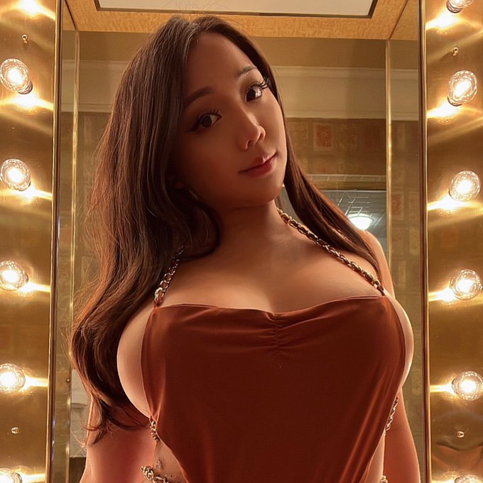 Watch Numi R 💜's leaked NSFW photo on TwXstars