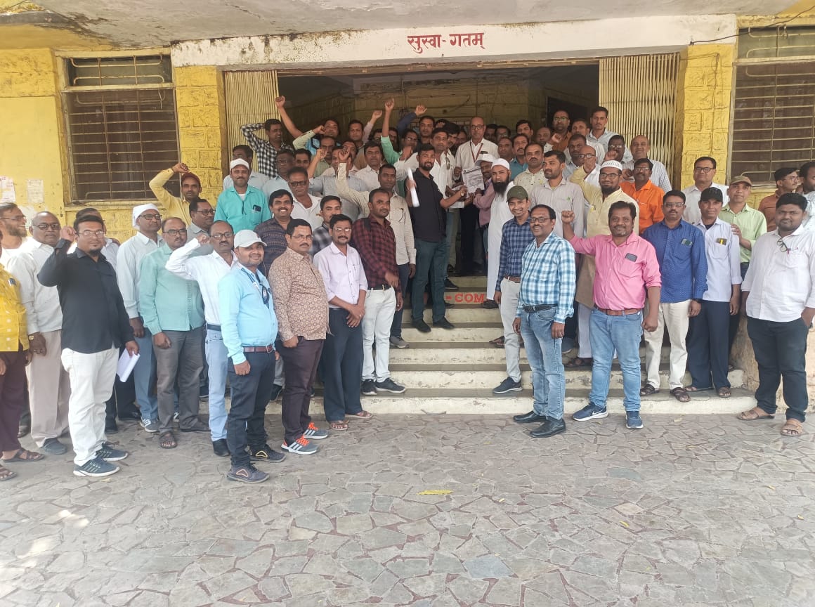 #बेमुदत_संप 
#एकच_मिशन_जुनी_पेन्शन 
सर्व सरकारी_निमसरकारी कर्मचारी संघटना मार्फत पुकारलेल्या संपात सहभागी मुक्ताईनगर तालुक्यातील सर्व कर्मचारी वर्ग
१००% कर्मचारी संपावर
<a href="/lokmat/">Lokmat</a> <a href="/zee24taasnews/">ZEE २४ तास</a> <a href="/abpmajhatv/">ABP माझा</a> <a href="/LokshahiMarathi/">Lokshahi Marathi</a> 
<a href="/TV9Marathi/">TV9 Marathi</a> <a href="/RahulAsks/">Rahul Kulkarni</a> 
<a href="/ViteshKhandekar/">Vitesh Khandekar</a> <a href="/KapilHPatil/">Kapil Patil</a>