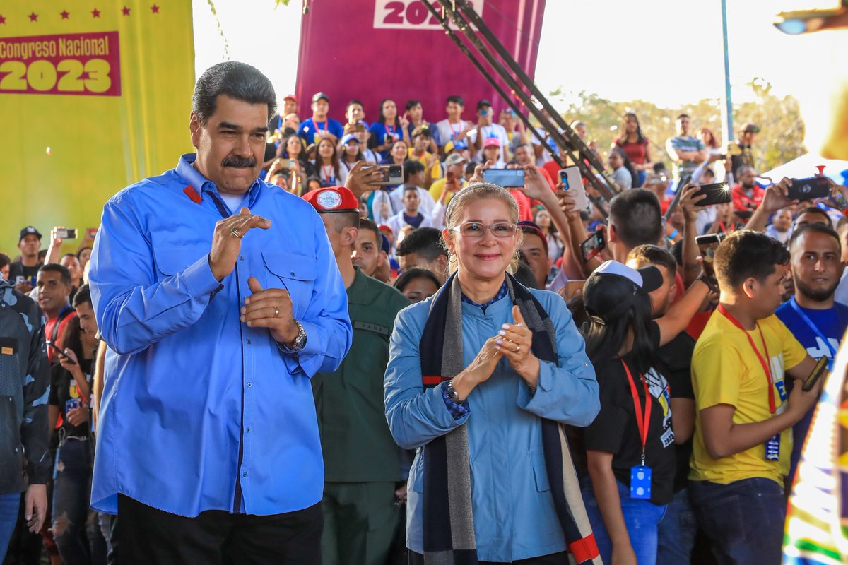 NicolasMaduro's tweet photo. ¡Se siente la alegría de la Generación de Oro! En el Parque Alí Primera de Caracas, me encontré con la juventud enérgica, tierna y diversa de toda nuestra Patria amada, unidos en el Congreso Nacional de la Juventud. ¡Vamos pa’ lante, chamas y chamos! https://t.co/InLFdz21dL