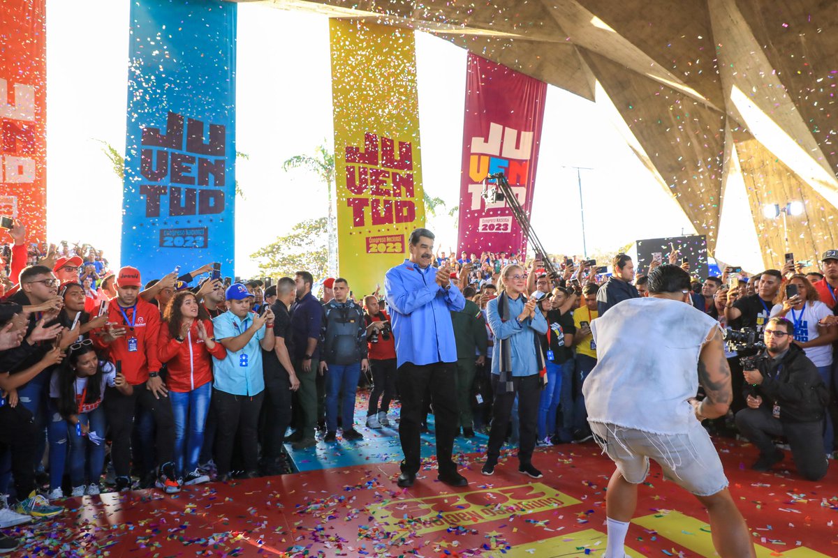NicolasMaduro's tweet photo. ¡Se siente la alegría de la Generación de Oro! En el Parque Alí Primera de Caracas, me encontré con la juventud enérgica, tierna y diversa de toda nuestra Patria amada, unidos en el Congreso Nacional de la Juventud. ¡Vamos pa’ lante, chamas y chamos! https://t.co/InLFdz21dL