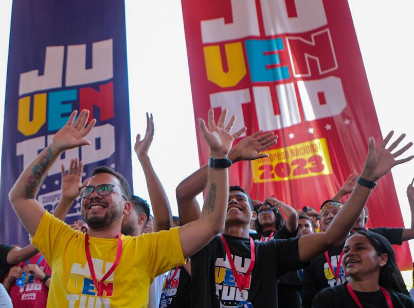NicolasMaduro's tweet photo. ¡Se siente la alegría de la Generación de Oro! En el Parque Alí Primera de Caracas, me encontré con la juventud enérgica, tierna y diversa de toda nuestra Patria amada, unidos en el Congreso Nacional de la Juventud. ¡Vamos pa’ lante, chamas y chamos! https://t.co/InLFdz21dL