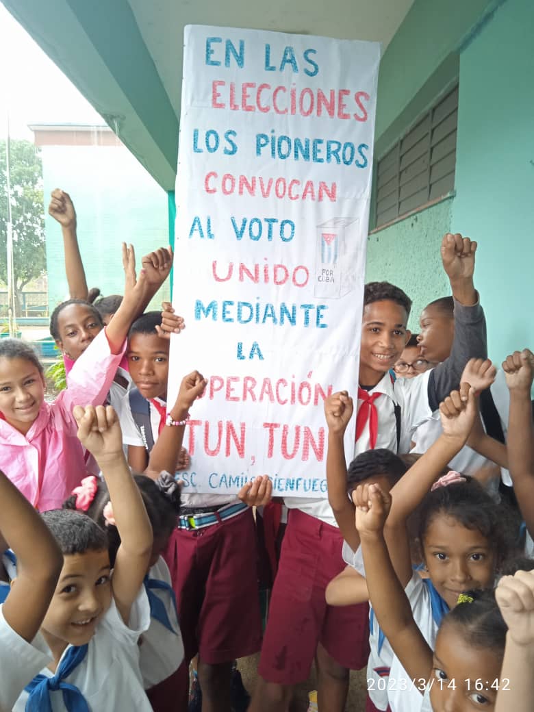 Inmensos nuestras niñas y niños creando iniciativas muy bonitas con recursos propios y con mensajes alegres y precisos. Por esas sonrisas #YoVotoXTodos el próximo 26/3. 
#JuntarYVencer <a href="/OPJMCuba/">OPJM Cuba</a>