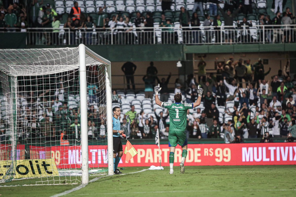 SÃO GABRIEL VASCONCELOS! 🇳🇬

O goleirão e capitão alviverde pegou o pênalti no cantinho e fez a festa da nação coxa-branca. 💚

#VamosCoxa 

📸 Rafael Ianoski | Coritiba