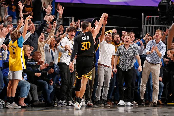 warriors_bra's tweet photo. Jogos com 7+ bolas de três:

114. Stephen Curry
113.
112.
111.
110.
109.
108.
107.
106.
105.
104.
103.
102.
101.
100.
99.
98.
97.
96.
95.
94.
93.
92.
91.
90.
89.
88.
87.
86.
85.
84.
83.
82.
81.
80.
79.
78.
77.
76.
75.
74.
73.
72.
71.
70.
69.
68.
67.
66.
65.
64.
63.
62.
61.
60.
59.
58.
57.
56.
55.
54.
53.
52.
51.
50.
49.
48.
47.
46.
45. Klay Thompson
44. Damian Lillard
43.
42. James Harden

Jamais comparem. #DubNation