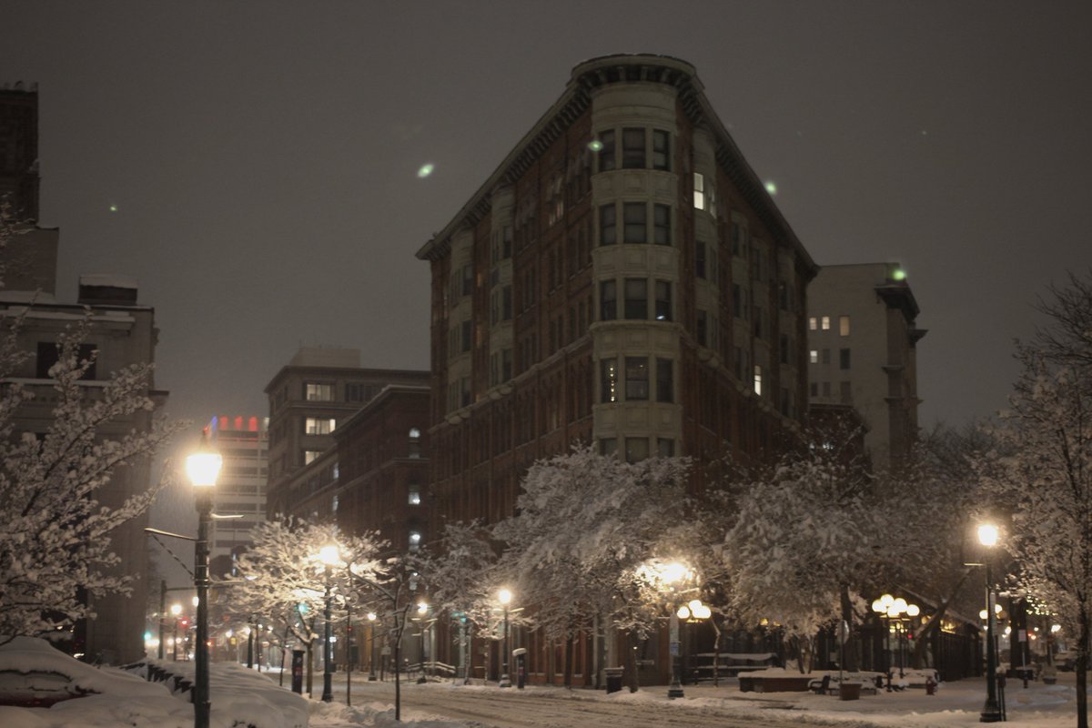 MattMulcahy's tweet photo. A March snowstorm puts Syracuse to bed early. There's beauty in the promise of spring. @CNYCentral #winter #snow #MarchStorm https://t.co/XHvvnTBJOQ
