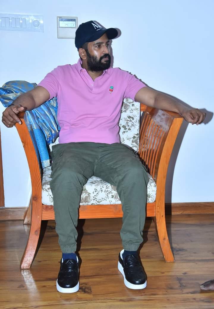 kumarTN29's tweet photo. ஒரு தோல்வியில் இருந்து கற்றுக்கொண்டால் அந்த தோல்வியும் வெற்றிதான்
*ஹிட்லர்*
இனிய காலை வணக்கம் 🥰
#Santhanam #Kick #SantasKick 
#ServerSundaram #Santas15  #VadakkupattiRamasamy 
#MannavanVanthanadi  @iamsanthanam @sakthisanta123 
@iamprashantraj @Santa_Thiru143 
@its_SantaFanBoY https://t.co/GvA5vKfZnO