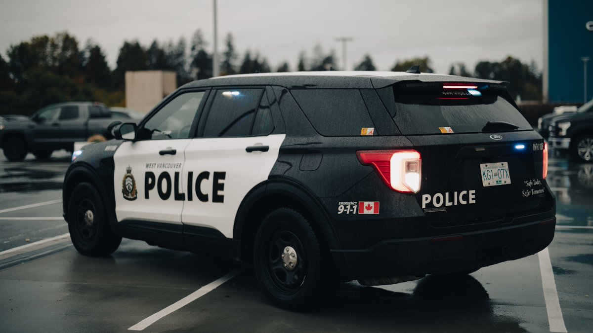 #WVPDNEWS Suspect on the Loose in West Vancouver Armed Robbery.  bit.ly/3yDsZAr