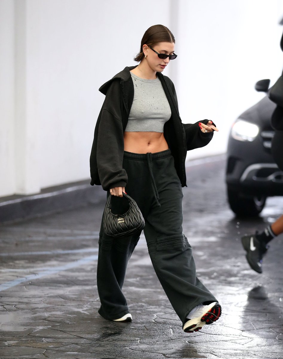 Hailey Baldwin Updates on Twitter: "Hailey Bieber leaving a skincare