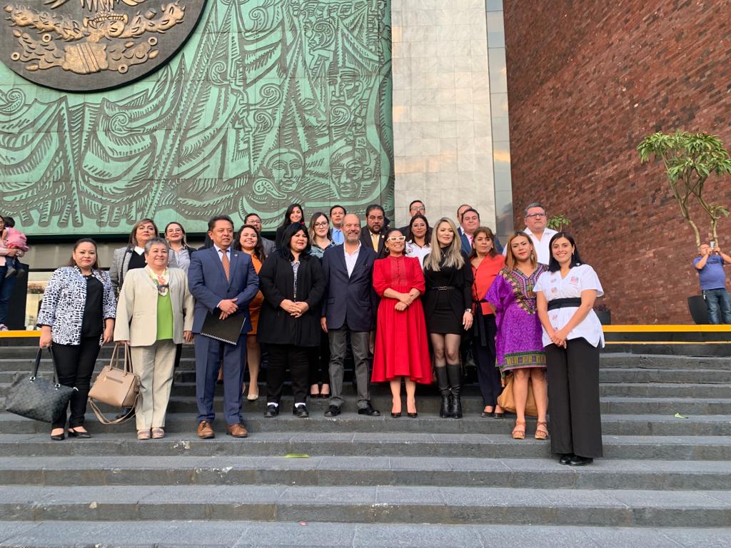 RegCivil_GobOax's tweet photo. La directora del @RegCivil_GobOax @DulceBelnUribe1 acudió a la @Mx_Diputados para ser testigo de la aprobación del proyecto de decreto de la #LeyGeneralDeOperaciónDeLosRegistrosCiviles que elaboraron #RENAPO y la #CONAFREC y que se aprobó hoy con 311 votos... https://t.co/Fa8cH65uV2