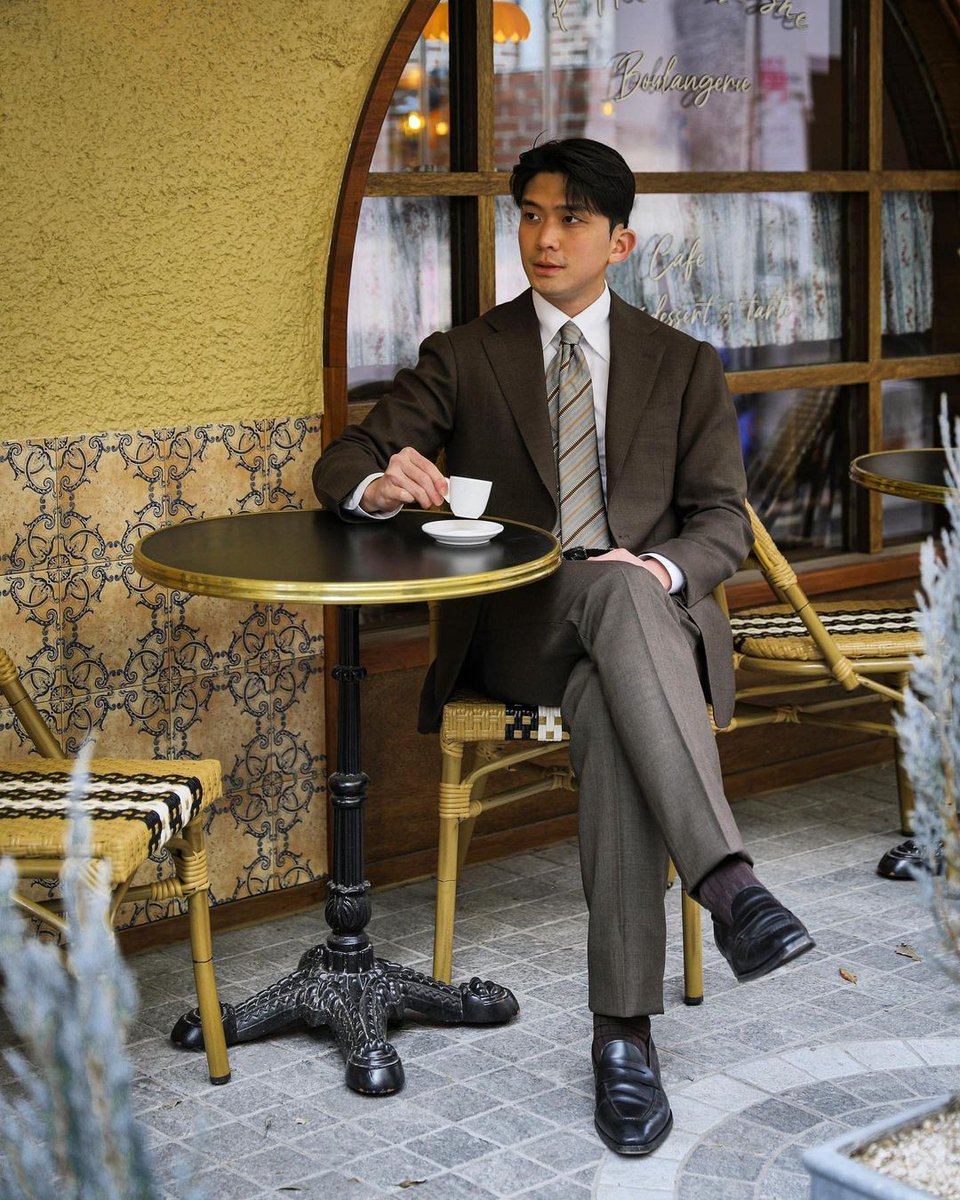 dieworkwear's tweet photo. whenever someone says tailoring is too hot i wonder if they know about tropical wool, a class of open-weave fabrics made with such a porous weave, they look like a mesh screen when held to the light https://t.co/4q6rRKvhFB