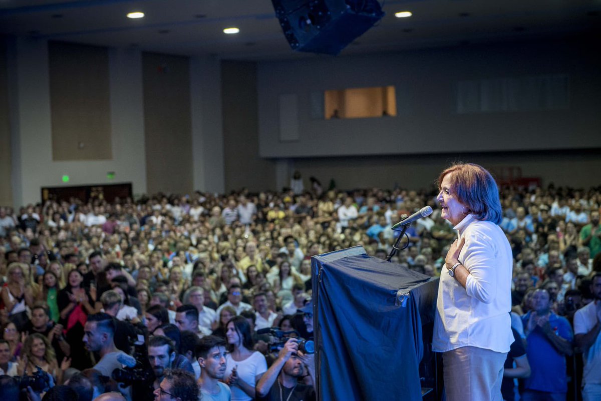 Hacemosuxcba's tweet photo. 🙌🏼 El encuentro contó con la participación de 6000 militantes entre ellos dirigentes de las 14 seccionales de la ciudad, concejales, legisladores, congresales partidarios y autoridades provinciales 👥. 

#Hacemos #PJCapital https://t.co/NYEcJtQf2f