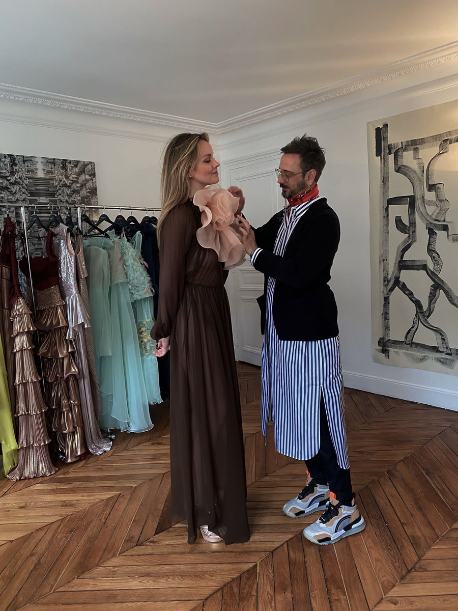 El diseñador <a href="/macario_jimenez/">Macario Jimenez</a> fue invitado a celebrar sus 30 años de trayectoria presentando su colección FW23, Artemis, en la Semana de Moda de París. Uniéndose con <a href="/reginaromeromx/">Regina Romero</a> para conceptualizar y dar vida a los zapatos que acompañarían a esta colección.