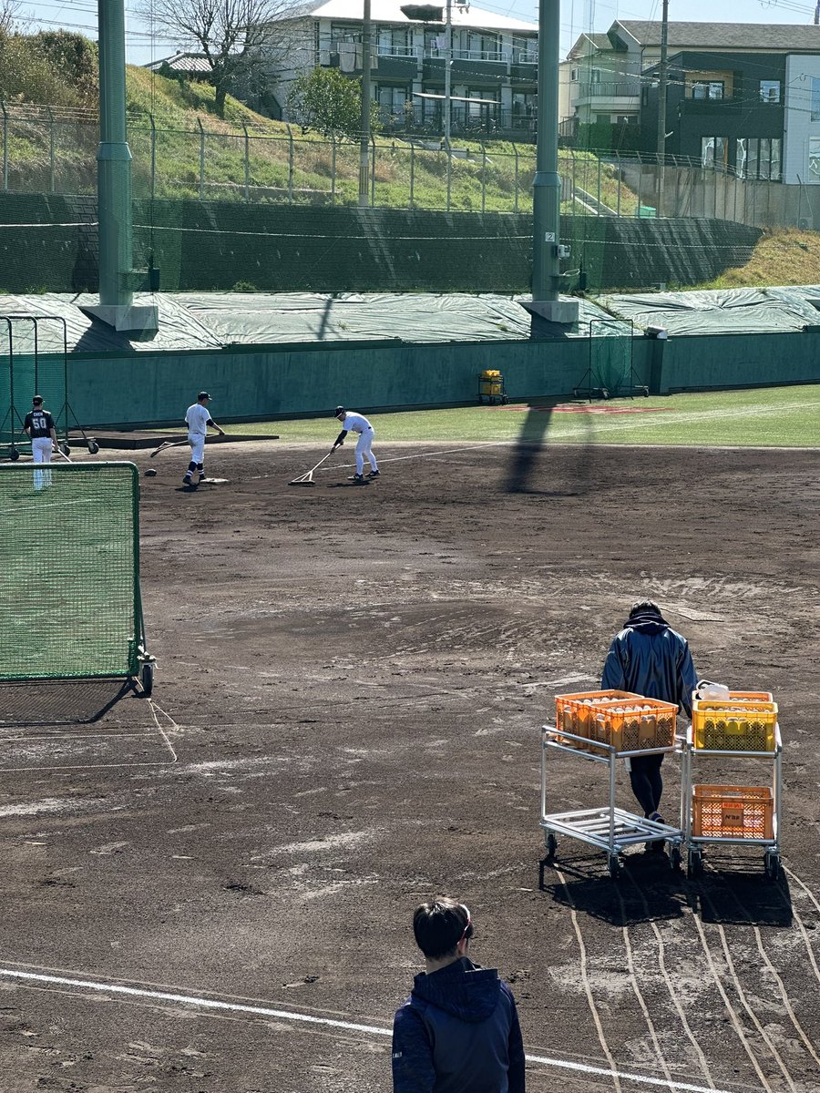 VanAsahi's tweet photo. Today the older players practiced with the university’s senior team where three players are drafted into the Nippon Professional Baseball League. It is important to learn about the hard work ethics. https://t.co/IMZp6mO6hU
