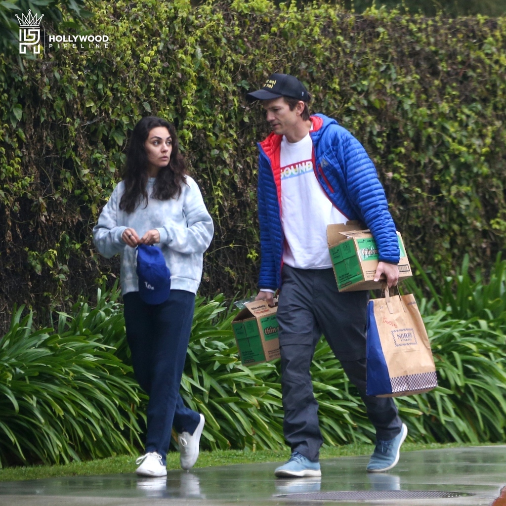 SPOTTED: #MilaKunis and #AshtonKutcher braving the rain to stock up on Girl Scouts thin mint cookies and Noah's bagels.  (📸:Backgrid)

#That90sShow #CelebrityCouples #EntertainmentNews #HollywoodPipeline