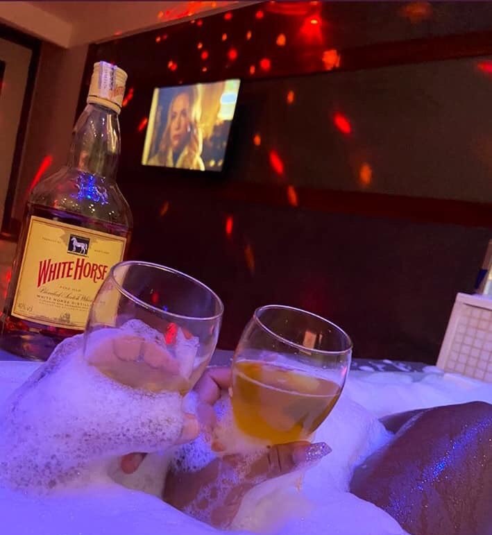 bitrendmedia's tweet photo. A resenha a dois que eu queria hoje. 💏🥂 https://t.co/EqhRZQjbIi