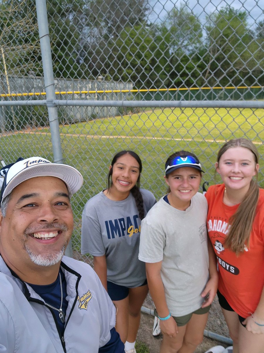 KylerEdelen2027's tweet photo. “Who said spring break couldn’t be fun?!” - @Estrada71Ray! JoJo, @Abigail2027, and I all hit at least 150-200 balls, fielded 150-200 fly balls and also fielded 150-200 in the infield. The grind never stops! Thank you Coach Ray! #goldblooded @KcJackson00 @IGNational2026 https://t.co/naREh5cEgM