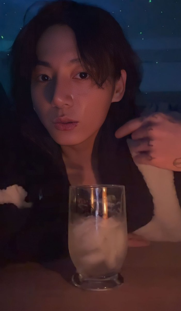 Alea_BTS's tweet image. "damn who got you smilling like that?"