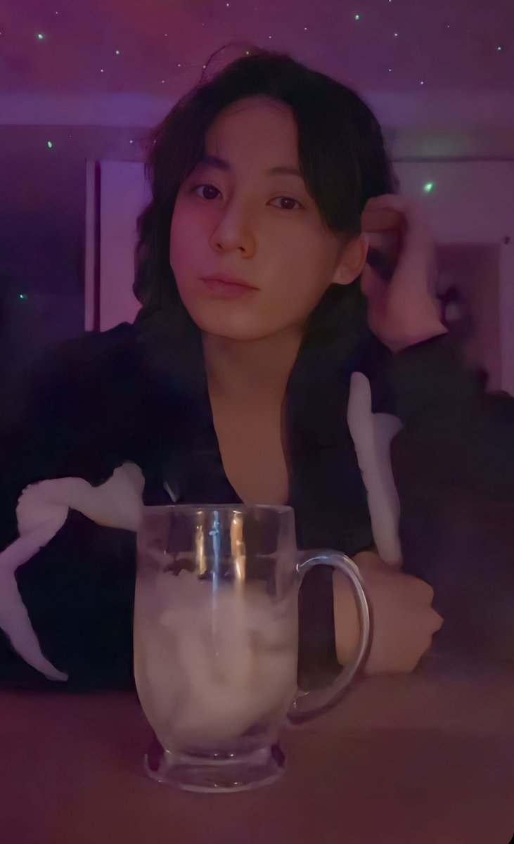 Alea_BTS's tweet image. "damn who got you smilling like that?"