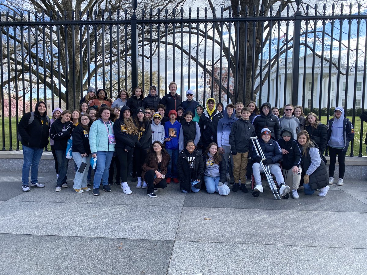 MissKilgore_'s tweet photo. Such a fun day exploring DC with the best 8th graders!🇺🇸🦫💛 https://t.co/bXxra4TqdZ