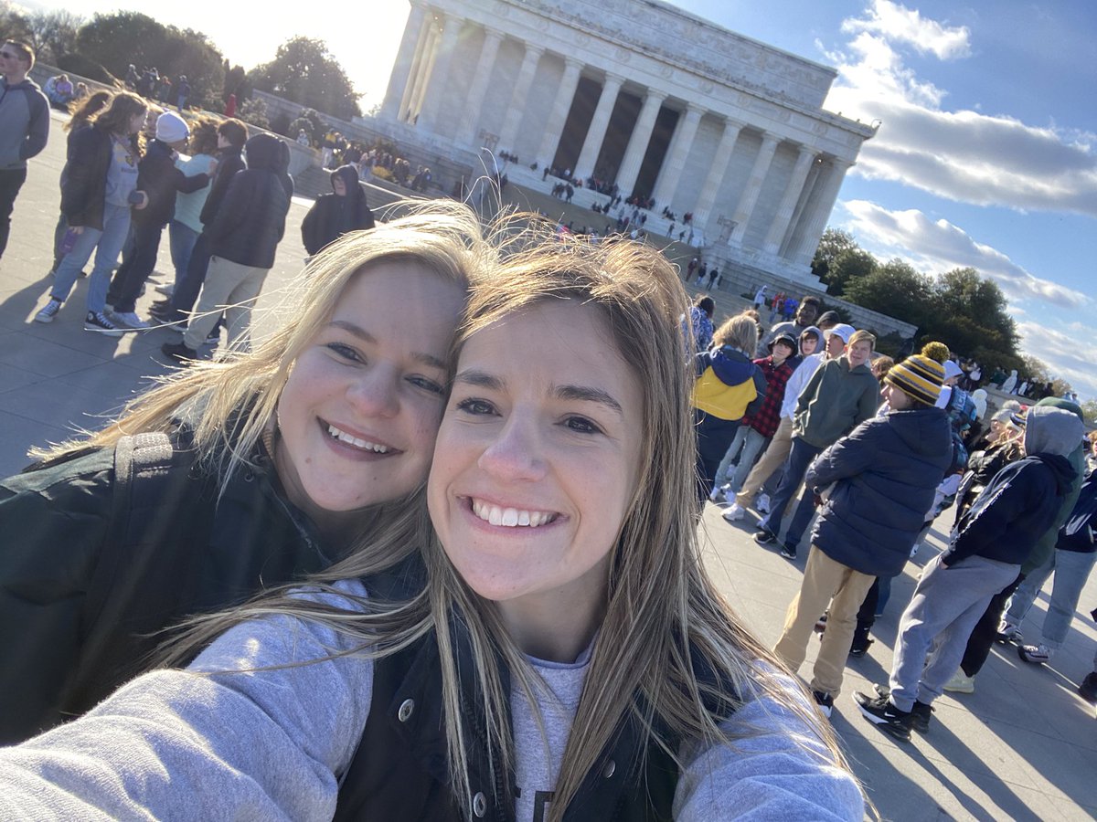 MissKilgore_'s tweet photo. Such a fun day exploring DC with the best 8th graders!🇺🇸🦫💛 https://t.co/bXxra4TqdZ