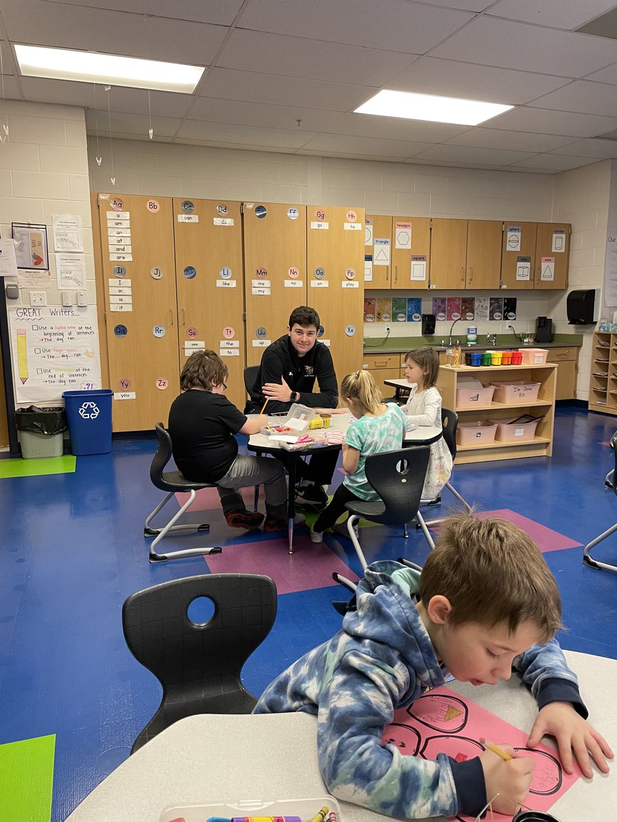 JeffSantarsiero's tweet photo. Great day doing our Cristian Service Project with the kids at Jefferson Elementary. Enjoyed our day with them. Highlights all day. #GTHOOPS #NCCAAchamps ⁦@TheNCCAA⁩ https://t.co/XdTXDHCVDU