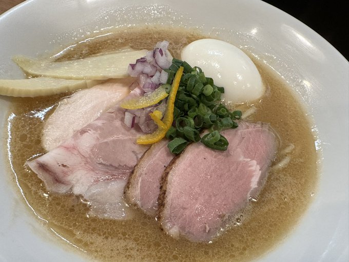 笹塚『福丸』特製鴨白湯!
一口啜って、うおおおっスゲェ鴨感…!!鴨丸と鴨ガラの白湯とか贅沢極まりない!!鴨肉も血の味が濃厚でレバーかとまごうばかり。レアチャーシュー丼も美味い…!素晴らしい一杯です🥰 