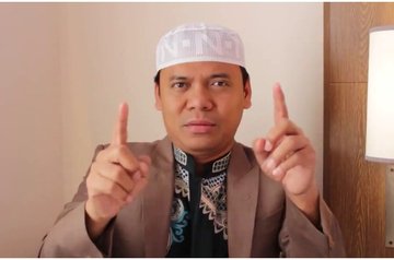 narkosun's tweet photo. Mondok ga pernah.
Huruf hijaiyah ga hapal, apalagi kitab kuning.
SD ga lulus.
Seneng ngumpat.
Pernah masuk penjara.
.
.
.
.
Tapi dianggap sebagai ustadz oleh gerombolan sebelah. Sing fekok sopo?

*gambar hanya ilustrasi. https://t.co/6EGfODPpZd