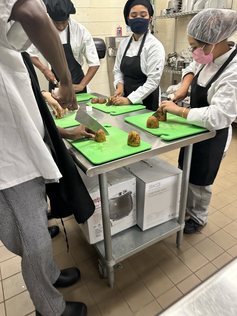 Intro Associate working on knife skills!!  ⁦<a href="/AAS_HCS/">Academy for Advanced Studies</a>⁩ ⁦<a href="/Toni_Collie/">Toni Collie</a>⁩