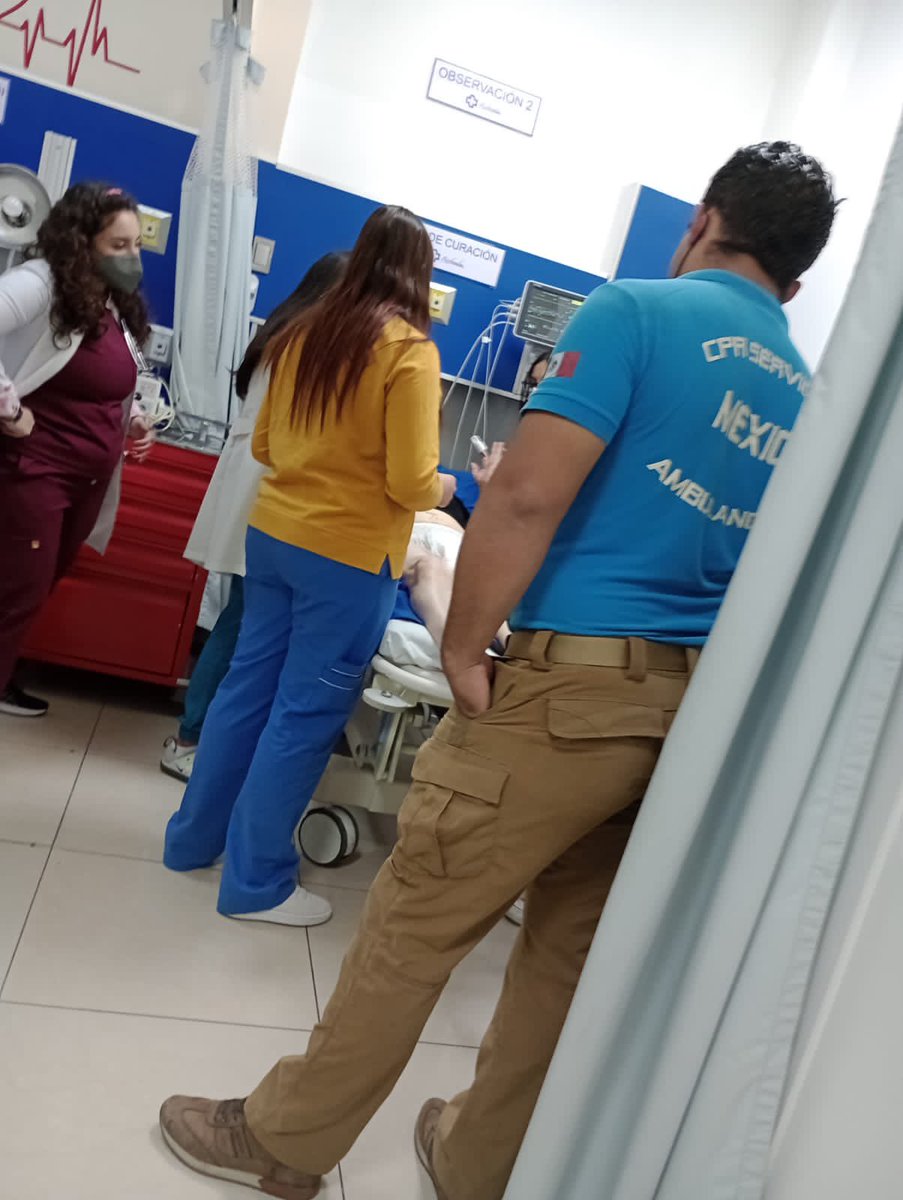 CPRServicesMx's tweet photo. A medio día se atendió una urgencia solicitada a nuestra líneas telefónicas,por lo cual se traslado al paciente diagnosticado con un EVC al Hospital Boutique Rio Bamba en la colonia Lindavista .
#cprservices🇲🇽 #ambulanciasverificadas #serviciodeurgencias #ambulance #cdmx https://t.co/oAPg1GNE0z