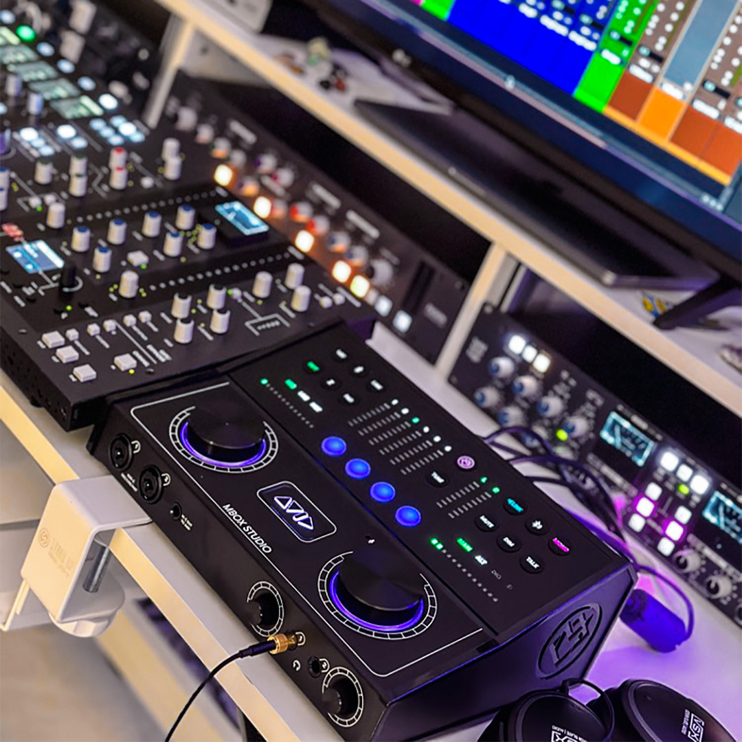 Avid's tweet image. 🔊 Avid MBOX Studio 
📷 instagr.am/smilemoreceo
▶️ avid.com/mbox-studio

#mboxstudio #mbox #studiosetup #musicproduction #daw #protools #avid